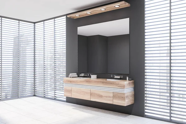 Çift lavabo ve panjur ile gri banyo köşesi — Stok fotoğraf