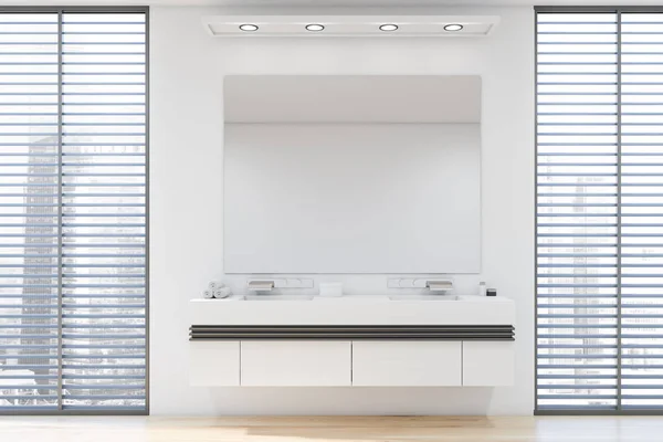 Weißes Badezimmer mit Doppelwaschbecken — Stockfoto