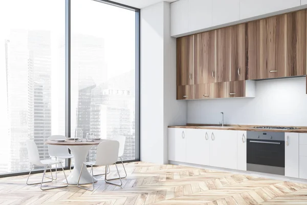 Canto de cozinha branco e de madeira com mesa — Fotografia de Stock