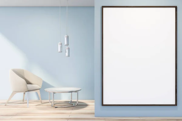 带扶手椅和海报的蓝色客厅 — 图库照片