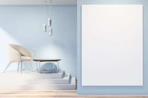 Blauwe woonkamer met grote poster en fauteuil — Stockfoto