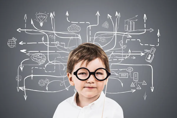 Kleiner Junge mit Brille und sein Businessplan — Stockfoto