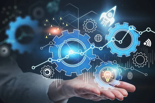 Başlangıç arabirimini gösteren adam el