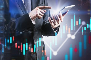 Tabletle çalışan işadamı, grafikler