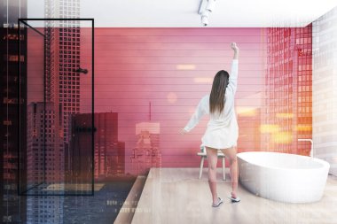 Duş ile kırmızı banyoda kadın