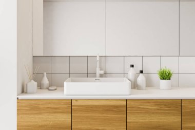 Beyaz banyoda lavabo yakın çekim