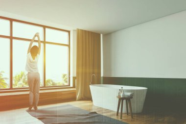 Beyaz ve yeşil banyo köşesinde kadın