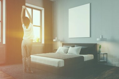 Poster ile modern yatak odasında Kadın