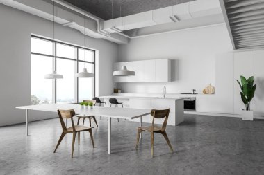 Masa ile beyaz mutfak köşesi