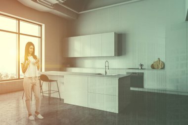 Bar ile beyaz mutfak köşesinde Kadın