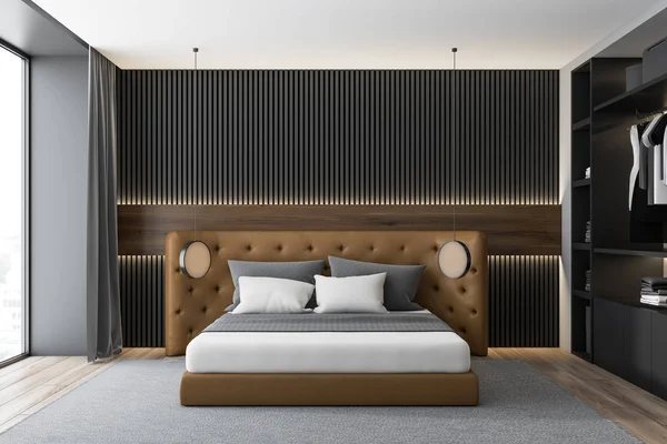 Deri yataklı koyu ahşap ve gri yatak odası — Stok fotoğraf
