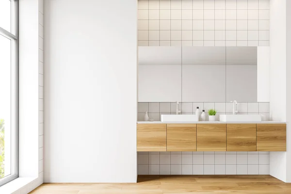 Casa de banho em azulejo branco interior com pia dupla — Fotografia de Stock