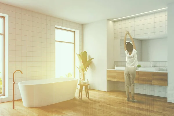 Жінка в сучасному білому кутку ванної кімнати — стокове фото