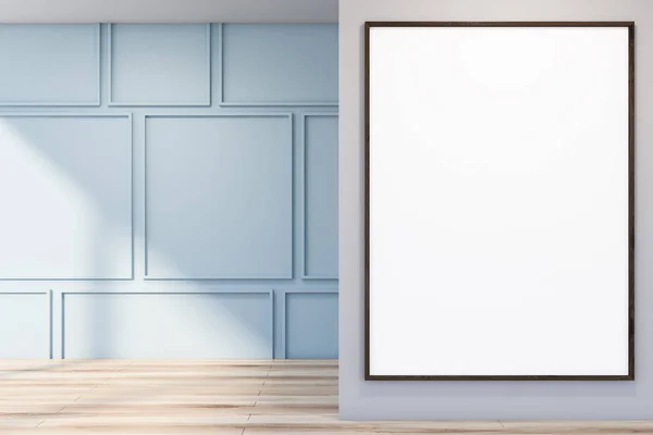 Niebieski pusty pokój z plakatem — Zdjęcie stockowe
