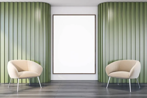 Zielony salon z pionowym plakatem i fotelami — Zdjęcie stockowe
