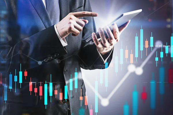 Tabletle çalışan işadamı, grafikler