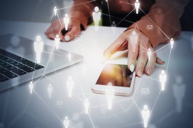 Telefon ve dizüstü bilgisayar ile Kadın, sosyal ağ