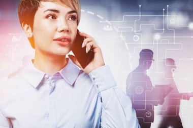 Telefondaki kadın ve ekibi, iş arayüzü