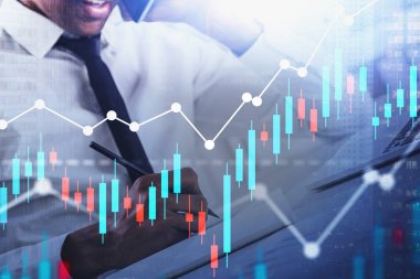 Afrikalı işadamı telefonda, grafikler