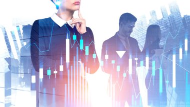 Düşünceli genç iş kadını ve ekibi, grafikler