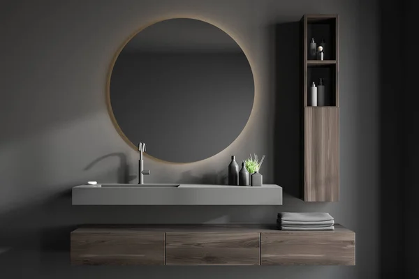 Interiér v šedé koupelně s dřezem a zrcadlem — Stock fotografie