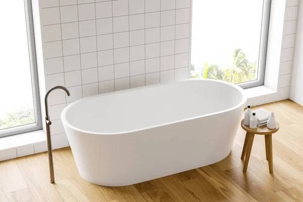 Vista superior do banheiro em azulejo branco com banheira — Fotografia de Stock