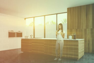 Tezgahlı mutfakta kadın