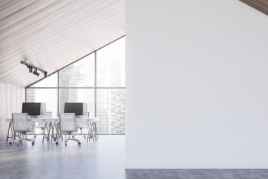 Geniş ahşap tavan ofis iç, duvar kadar alay