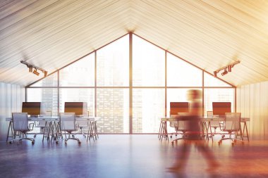 Ahşap tavan arasında yürüyen işadamı