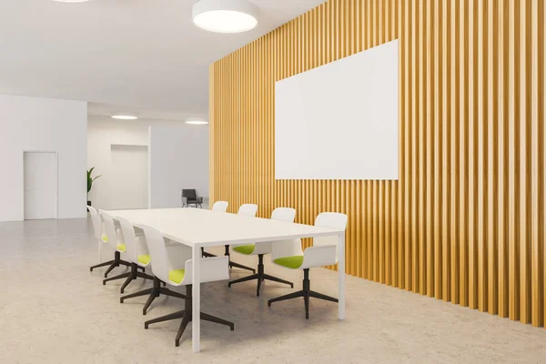 Sala riunioni luminosa in legno e bianco con poster — Foto Stock