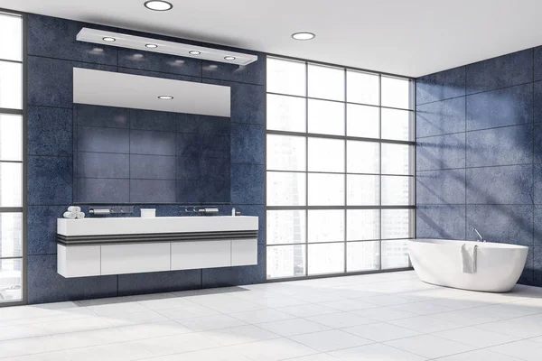 Coin salle de bain bleu loft avec baignoire et lavabo — Photo
