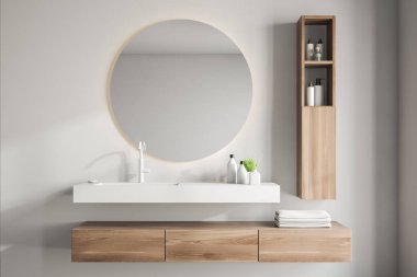 Lavabo ve ayna ile beyaz banyo iç