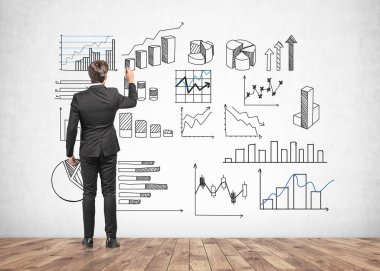 İşadamı duvara bilgi grafikleri çiziyor