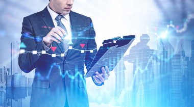 Şehirdeki çizelgelerle çalışan panolu adam