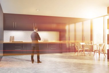 Yemek masası ile mavi mutfakta Adam