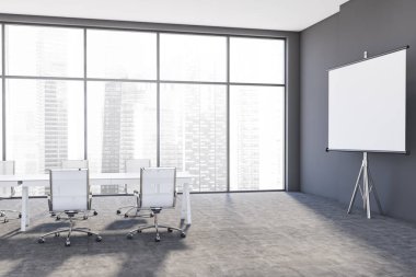 Projeksiyon ekranlı gri ofis konferans odası