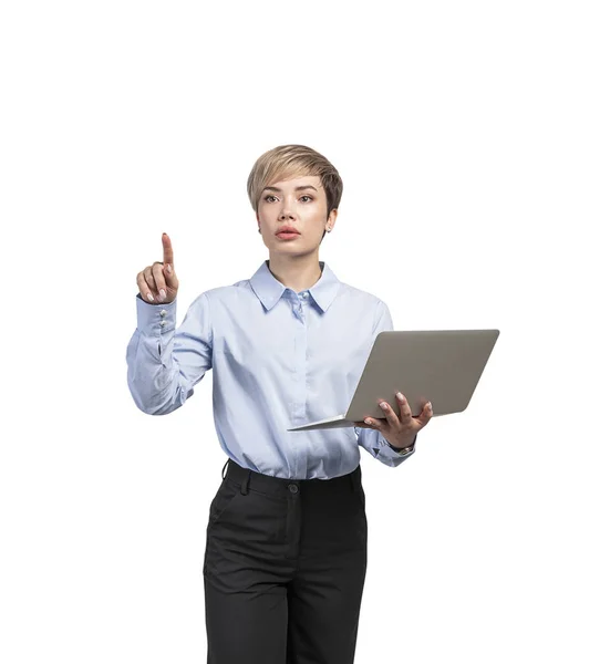 Mujer con portátil utilizando la pantalla virtual — Foto de Stock