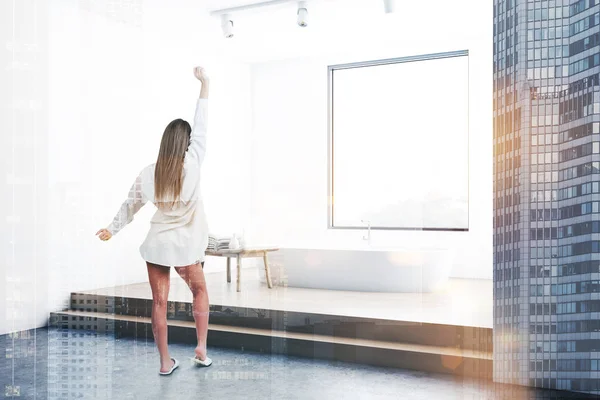 Ung kvinna i minimalistiskt vitt badrum — Stockfoto