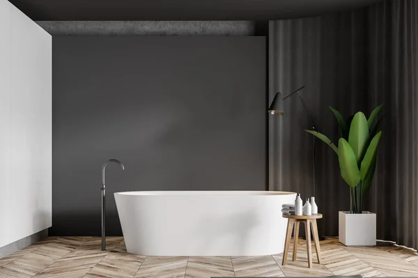 Interior de banheiro minimalista cinza com banheira — Fotografia de Stock