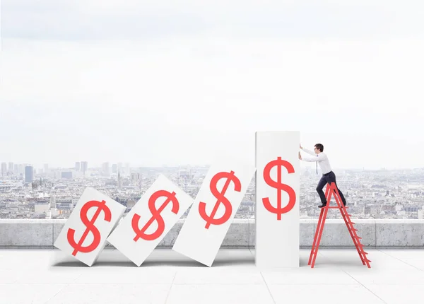 Hombre en escalera sosteniendo gráfico de dólar en declive — Foto de Stock