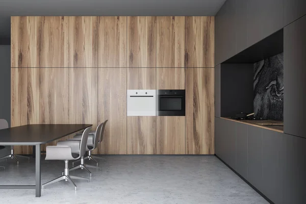 Cocina de lujo gris y de madera con mesa —  Fotos de Stock