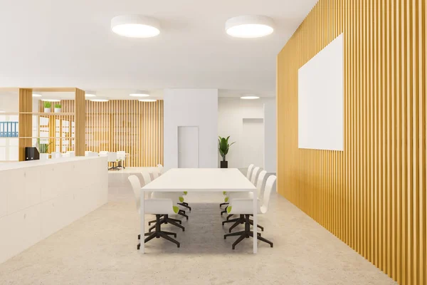 ห้องประชุมไม้และสีขาวสดใสพร้อมโปสเตอร์ — ภาพถ่ายสต็อก