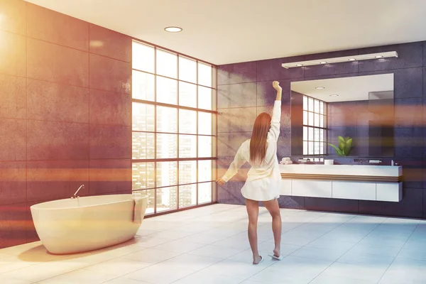 Mujer en esquina de baño de piedra azul — Foto de Stock