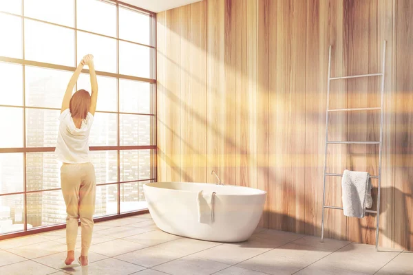 Žena v dřevěné koupelně v rohu s vanou — Stock fotografie
