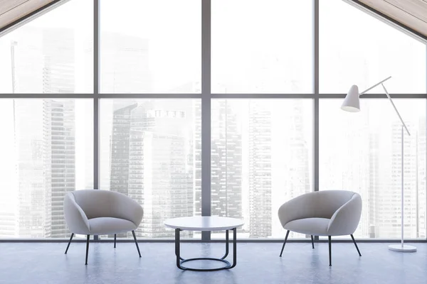 Панорамный чердак офисного зала, белые кресла — стоковое фото