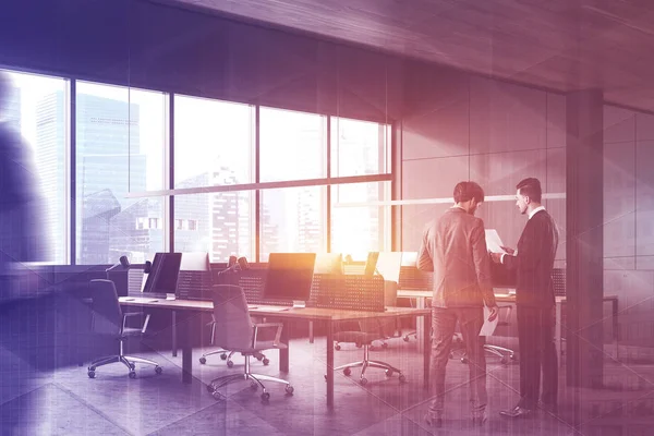 Les gens d'affaires en gris bureau panoramique — Photo