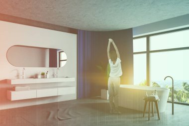 Mavi perdeler ile beyaz banyoda genç kadın