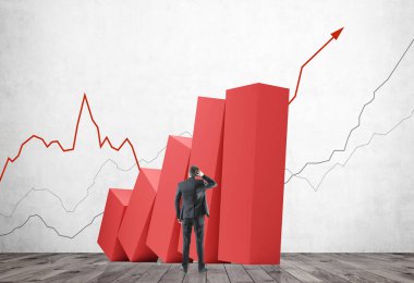 Büyüyen grafiğe bakan şaşkın adam