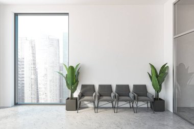 Beyaz ofis bekleme odasında koltuk sırası