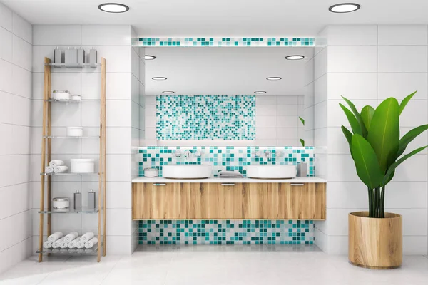 Baño de mosaico blanco y azul con doble lavabo — Foto de Stock